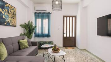 Departamento, balcón, vista al mar | Área de sala de estar | Televisión de pantalla plana, Netflix, Hulu y servicios de streaming