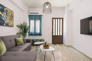 Apartment, Balcony, Sea View | Ruang tamu | 45 inci televisyen skrin rata dengan digital, Netflix, Hulu
