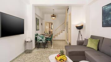 Departamento, balcón, vista al mar | Área de sala de estar | Televisión de pantalla plana, Netflix, Hulu y servicios de streaming