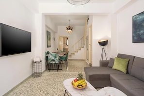 Apartment, Balcony, Sea View | Ruang tamu | 45 inci televisyen skrin rata dengan digital, Netflix, Hulu