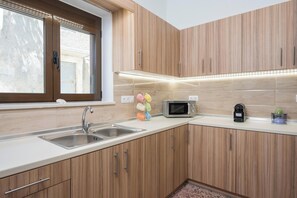 Refrigerador con freezer, microondas, horno, placa de cocina