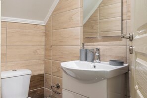 Departamento, balcón, vista al mar | Baño | Amenidades de baño gratuitas, secadora de cabello, toallas, jabón 