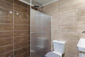 Departamento, balcón, vista al mar | Baño | Amenidades de baño gratuitas, secadora de cabello, toallas, jabón 