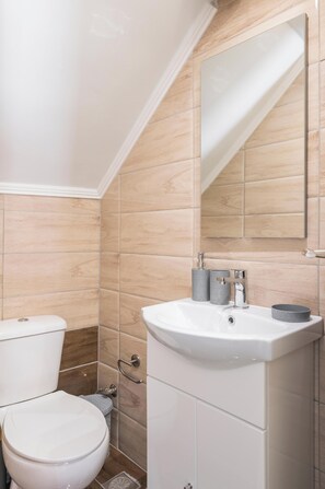 Departamento, balcón, vista al mar | Baño | Amenidades de baño gratuitas, secadora de cabello, toallas, jabón 