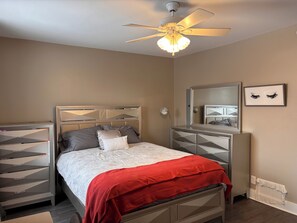 WiFi, bed sheets - Modern Cozy 1 Bedroom Apartment on the Rideau River (Ottawa)