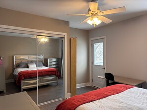 WiFi, bed sheets - Modern Cozy 1 Bedroom Apartment on the Rideau River (Ottawa)