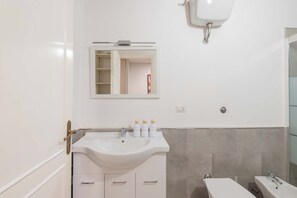 Dusche, Haartrockner, Bidet, Handtücher