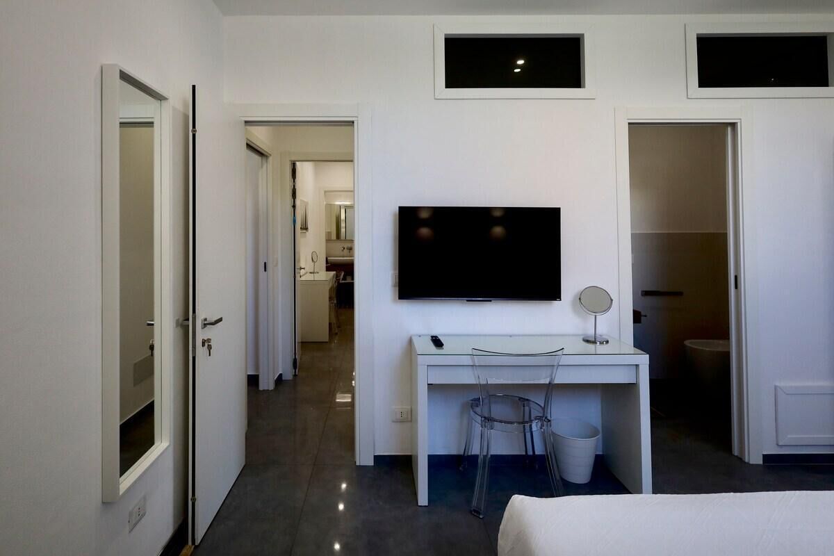 3 quartos, escrivaninha, ferros/tábuas de passar roupa, berço de viagem