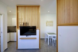Dining - Eos Suites & Rooms 3 Bedrooms and 3 Bathrooms (Siracusa)