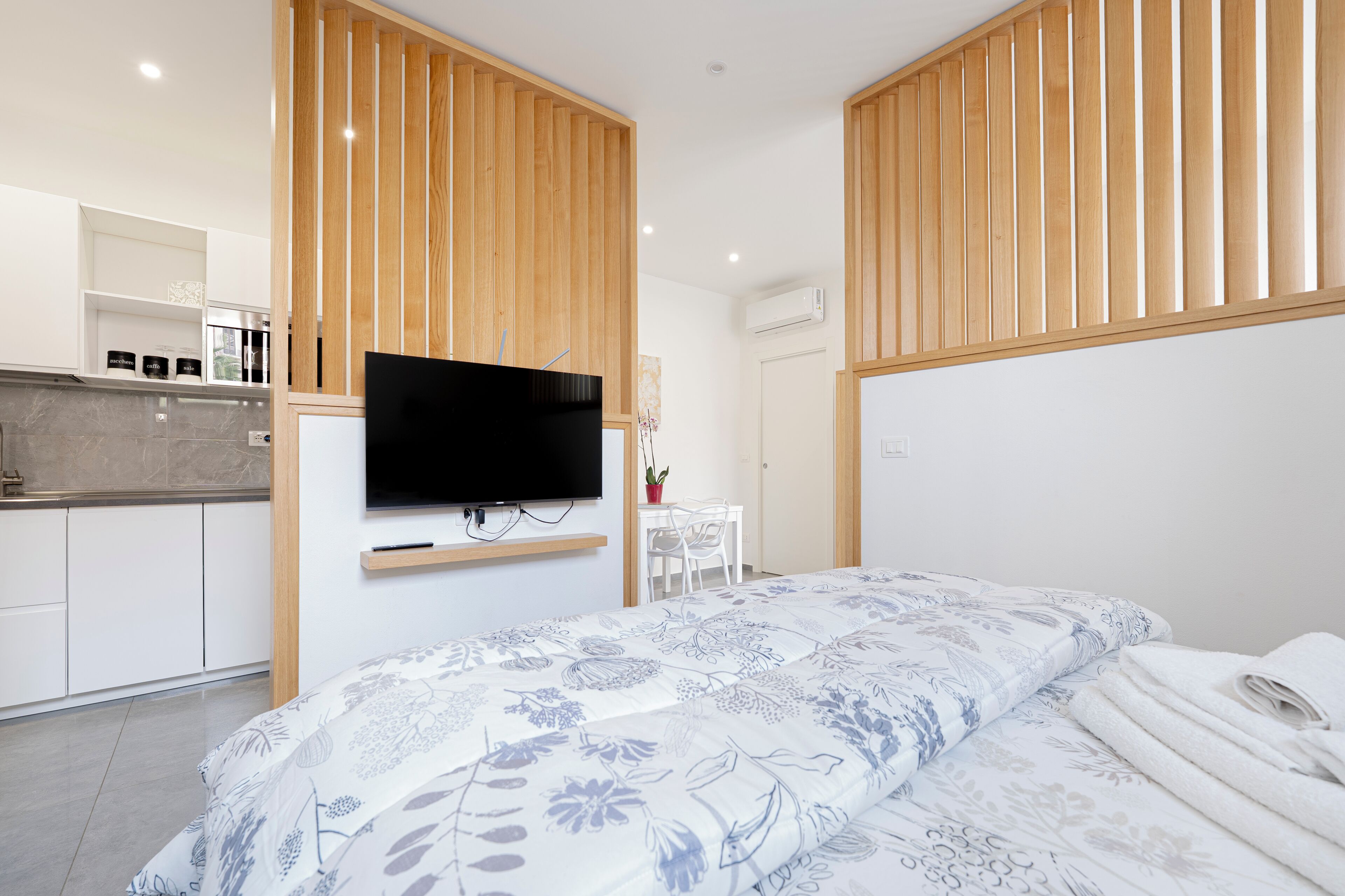 3 quartos, escrivaninha, ferros/tábuas de passar roupa, berço de viagem