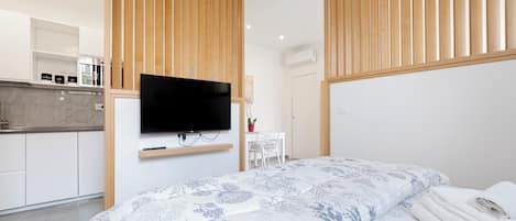 3 quartos, escrivaninha, ferros/tábuas de passar roupa, berço de viagem