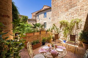 Outdoor dining - Historical Palace with pool (Città della Pieve)