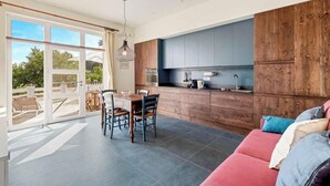 Una cocina moderna con armarios de madera y un comedor con mesa y sillas.