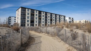 Un edificio a più piani dal design architettonico moderno, con balconi e ampie finestre.