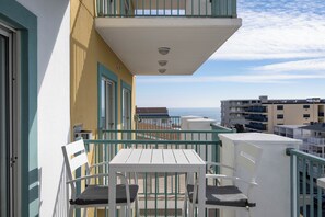 Outdoor dining - Beautiful and Spacious 3-bedroom, 3 bath condo on the oceanblock in desirable North Ocean City (Ocean City)