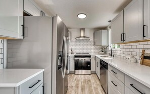 Microondas, horno, placa de cocina y lavavajillas