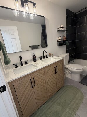 Shower, hair dryer, towels, soap - The Ultimate Family Getaway Centrally Located in Gig Harbor (Gig Harbor)