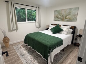 3 bedrooms, desk, iron/ironing board, travel crib