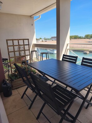 Outdoor dining - Quayside apartment (Frontignan)