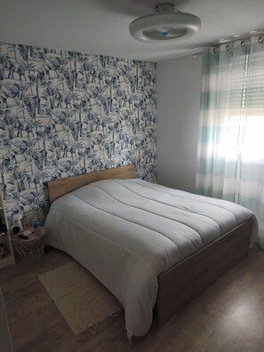 Iron/ironing board, WiFi, bed sheets - Quayside apartment (Frontignan)