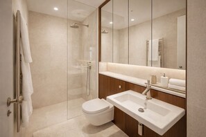Shower, hair dryer, bidet, towels - Luxury Sanctuary in Covent Garden | 3 Beds, AC, Wi-Fi (London)