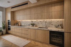 Private kitchen - Luxury Sanctuary in Covent Garden | 3 Beds, AC, Wi-Fi (London)