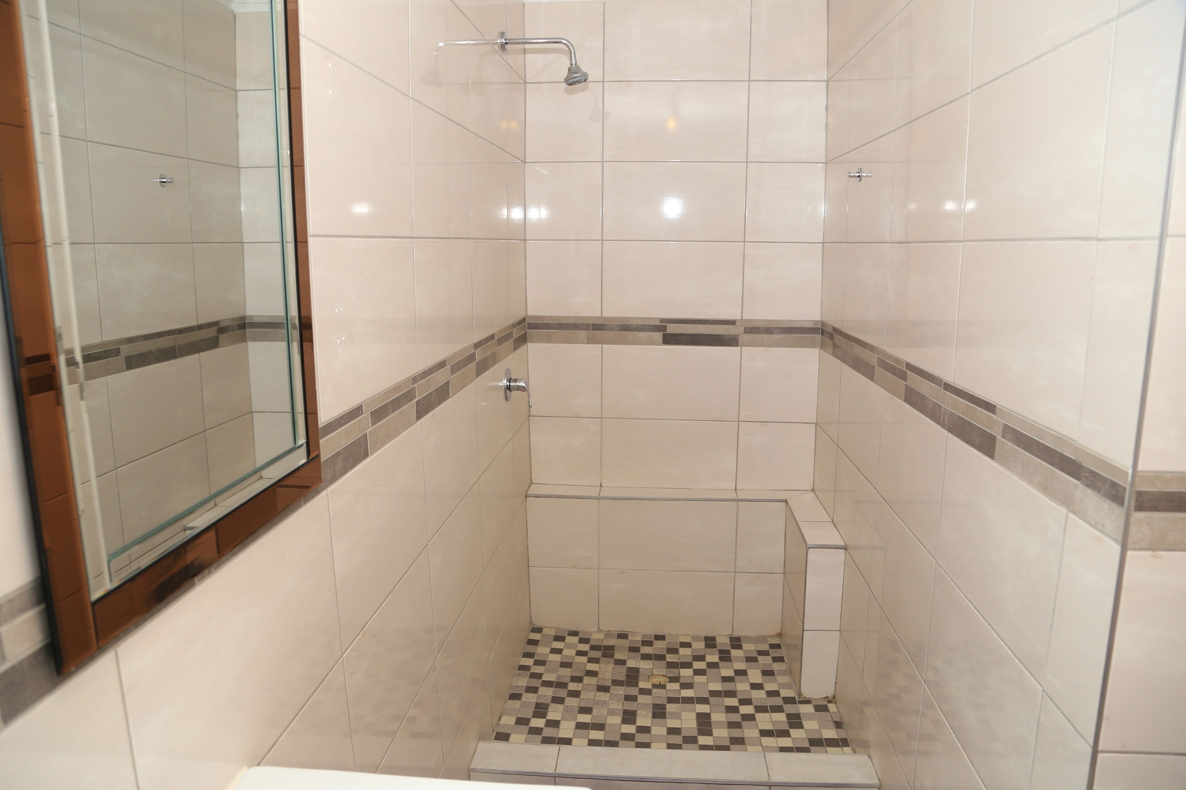 Douche, serviettes fournies, papier toilette