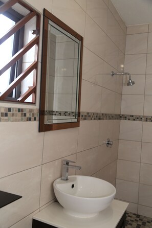 Suihku, pyyhkeet, vessapaperi