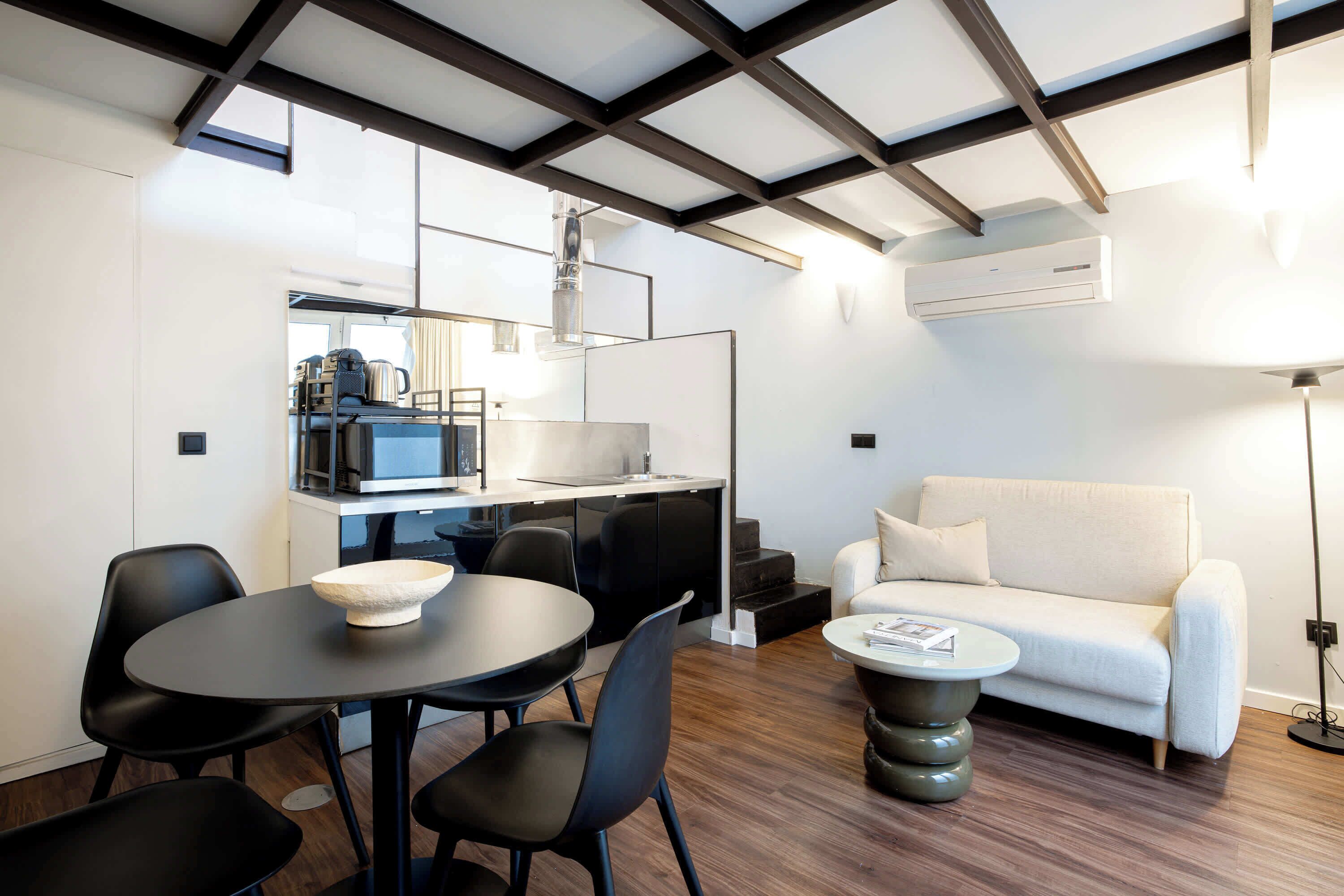 Appartement, meerdere bedden | Woonruimte | Een 60-cm televisie met kabelzenders