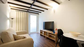 Apartment | Wohnbereich | Fernseher