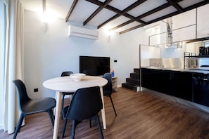 Apartamento, 1 habitación | Zona de estar | Televisión de 60 cm con canales por cable