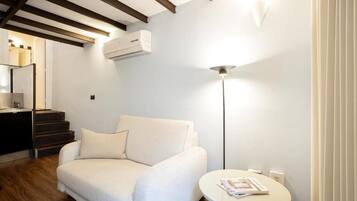 Apartment | Wohnbereich | Fernseher