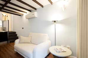 Apartment | Wohnbereich | Fernseher