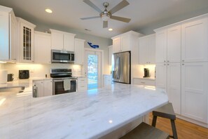 Fridge, microwave, oven, stovetop - Playing in the Sand: Beachwalk with Hot Tub (Oak Island)