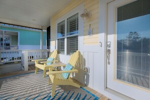 Terrace/patio - Playing in the Sand: Beachwalk with Hot Tub (Oak Island)