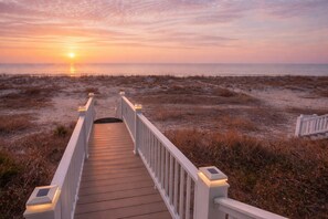 Property grounds - Experience beachfront luxury at the Resolute, a spacious 4-bedroom escape in Oak Island. (Oak Island)