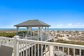 Property grounds - Experience beachfront luxury at the Resolute, a spacious 4-bedroom escape in Oak Island. (Oak Island)