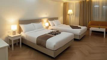 Dobbelt- eller tomannsrom – deluxe, byutsikt | Skrivebord, skrivebord for bærbar PC og wi-fi (inkludert)