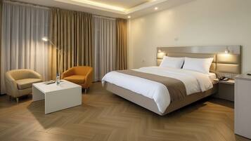 Suite – standard, byutsikt | Skrivebord, skrivebord for bærbar PC og wi-fi (inkludert)