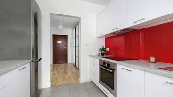 Réfrigérateur, four à micro-ondes, un four, surface de cuisson