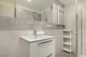 Shower, hair dryer, towels, shampoo - Bright Apartment with Bedroom | Workspace (Kraków)