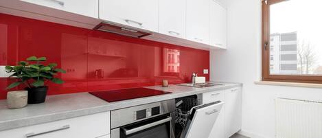 Jääkaappi, mikroaaltouuni, uuni, liesi