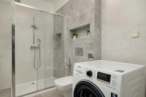 Shower, hair dryer, towels, shampoo - Bright Apartment with Bedroom | Workspace (Kraków)