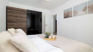 1 chambre, bureau, fer et planche à repasser, lit de bébé portatif
