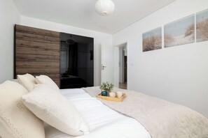 1 bedroom, desk, iron/ironing board, travel cot - Bright Apartment with Bedroom | Workspace (Kraków)