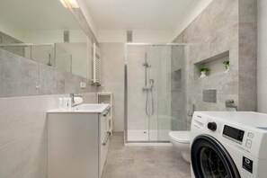 Shower, hair dryer, towels, shampoo - Bright Apartment with Bedroom | Workspace (Kraków)