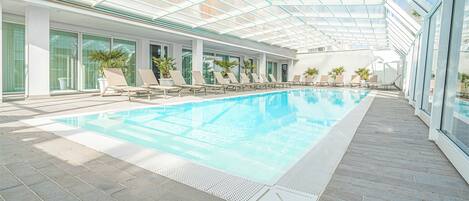 Piscine couverte, piscine extérieure (ouverte en saison)