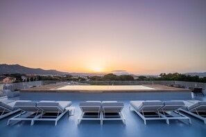 Indoor pool, seasonal outdoor pool, pool umbrellas, sun loungers - Hotel with swimming pool in Olbia (Olbia)
