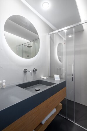 Rainfall showerhead, hair dryer, bidet, towels - Hotel with swimming pool in Olbia (Olbia)