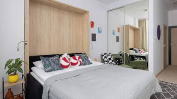 Tabla de planchar con plancha, cuna de viaje, wifi y ropa de cama